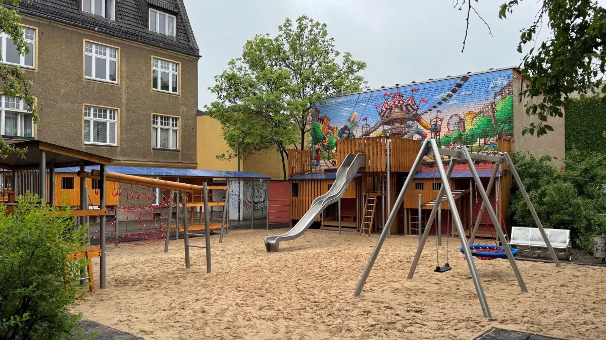 Blick auf den neuen Spielplatz im Herzen von Cottbus. Der marode Vorgänger wurde generalüberholt. Kinder haben ihn auf den Namen Weltspielplatz getauft.