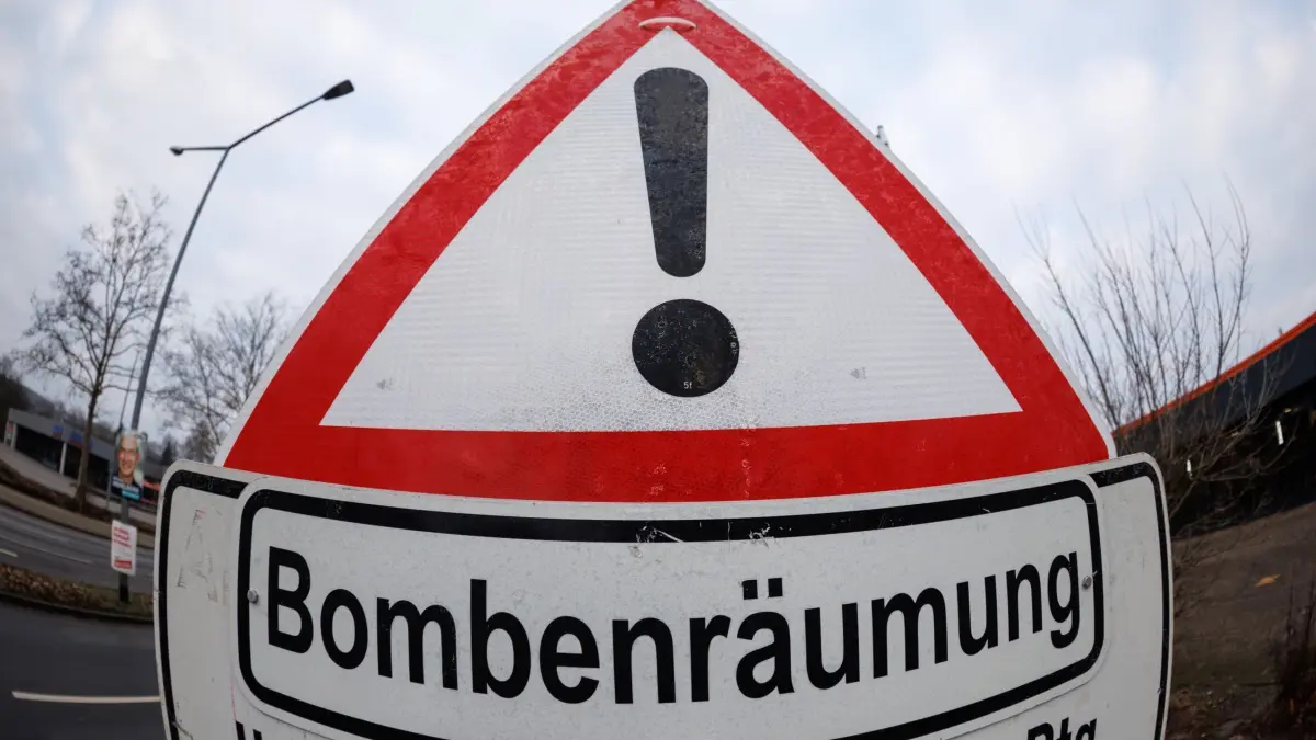 Bombenentschärfung Symbolbild: ARCHIV - 16.02.2025, Niedersachsen, Osnabrück: Blick auf ein Verkehrsschild «Bombenräumung». (zu dpa: «Weltkriegsbomben nahe Seelow werden entschärft») Foto: Friso Gentsch/dpa +++ dpa-Bildfunk +++