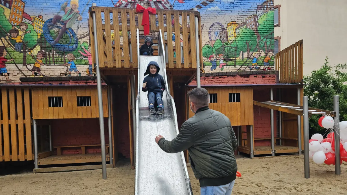 Auf dem neuen Weltspielplatz an der Tiegelgasse in Cottbus macht das Rutschen auch bei Regen Spaß.