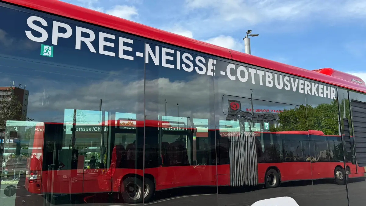 Bus SPN Cottbusverkehr: Ein Bus von Spree-Neiße-Cottbusverkehr steht auf dem Parkplatz des Verkehrsknoten Hauptbahnhof in Cottbus.