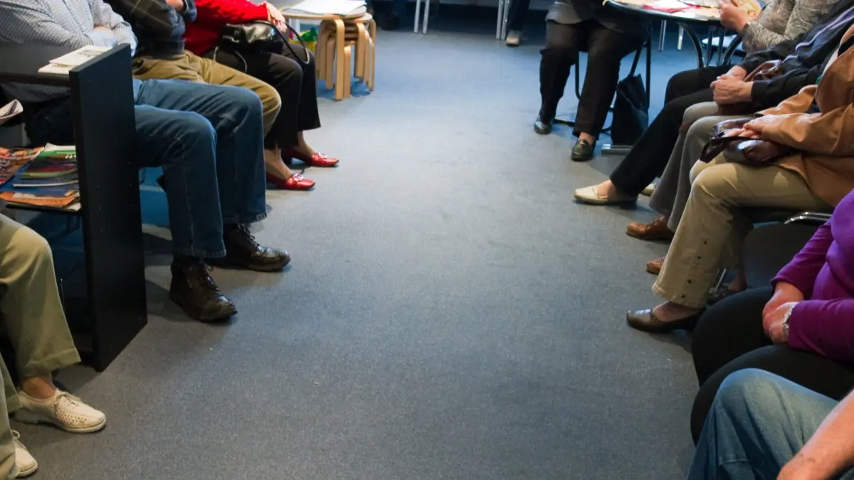 ARCHIV - Viele Patienten sitzen in einem Wartezimmer einer Arztpraxis in Briesen (Brandenburg), aufgenommen am 05.05.2010. Aufnahmestopp, wochenlange Wartezeiten, Behandlung nur im Notfall: Die Suche nach einem passenden Arzt wird in Berlin zunehmend zum Geduldsspiel. (zu "Aufnahmestopp in Praxen: Hausarzt-Suche in Berlin schwierig" vom 27.12.2017) Foto: Patrick Pleul/dpa-Zentralbild/dpa +++ dpa-Bildfunk +++