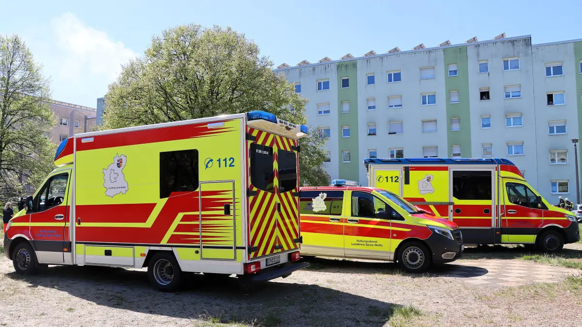 Tödlicher Wohnungsbrand in Guben – Katastrophenschutz und Großaufgebot im EinsatzGuben, 1. Mai 2026 – Ein Wohnungsbrand in einem Mehrfamilienhaus im Wendischen Ring in Guben hat am Freitag gegen 13:00 Uhr einen Großeinsatz ausgelöst. Nach aktuellem Kenntnisstand kam dabei mindestens eine Person ums Leben. 19 weitere Personen waren von dem Brand betroffen, zwei von ihnen wurden zur medizinischen Versorgung in ein Krankenhaus transportiert.Beim Eintreffen der ersten Einsatzkräfte schlugen die Flammen bereits aus mehreren Fenstern des Gebäudes, dichter Rauch drang aus dem Objekt. Aufgrund der Lageentwicklung wurde das Einsatzstichwort kurze Zeit nach der Alarmierung auf MANV Mittel (Massenanfall von Verletzten) erhöht. Zusätzlich wurde der Katastrophenschutz alarmiert.Insgesamt waren rund 100 Einsatzkräfte vor Ort. Neben der Feuerwehr Stadt Guben waren mehrere Freiwillige Feuerwehren aus Guben und der umliegenden Region beteiligt. Unterstützt wurden die Maßnahmen durch die Landes- sowie die Bundespolizei. Kräfte des Rettungsdienstes und der Notfallseelsorge übernahmen die medizinische Versorgung und Betreuung der Betroffenen. Dank des schnellen und koordinierten Eingreifens konnte eine weitere Ausbreitung des Feuers eingedämmt werden.Die Brandursache ist bislang ungeklärt. Nach Abschluss der Löschmaßnahmen wird die Polizei die Ermittlungen aufnehmen. Angaben zur Schadenshöhe können derzeit nicht gemacht werden.