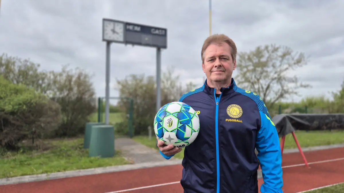 Ü60-Landesmeisterschaft in Trebendorf: Roland Rübesahm organisiert das Fußballturnier und will als Spielertrainer am liebsten mit seinen Ü60-Männern auch noch gewinnen.