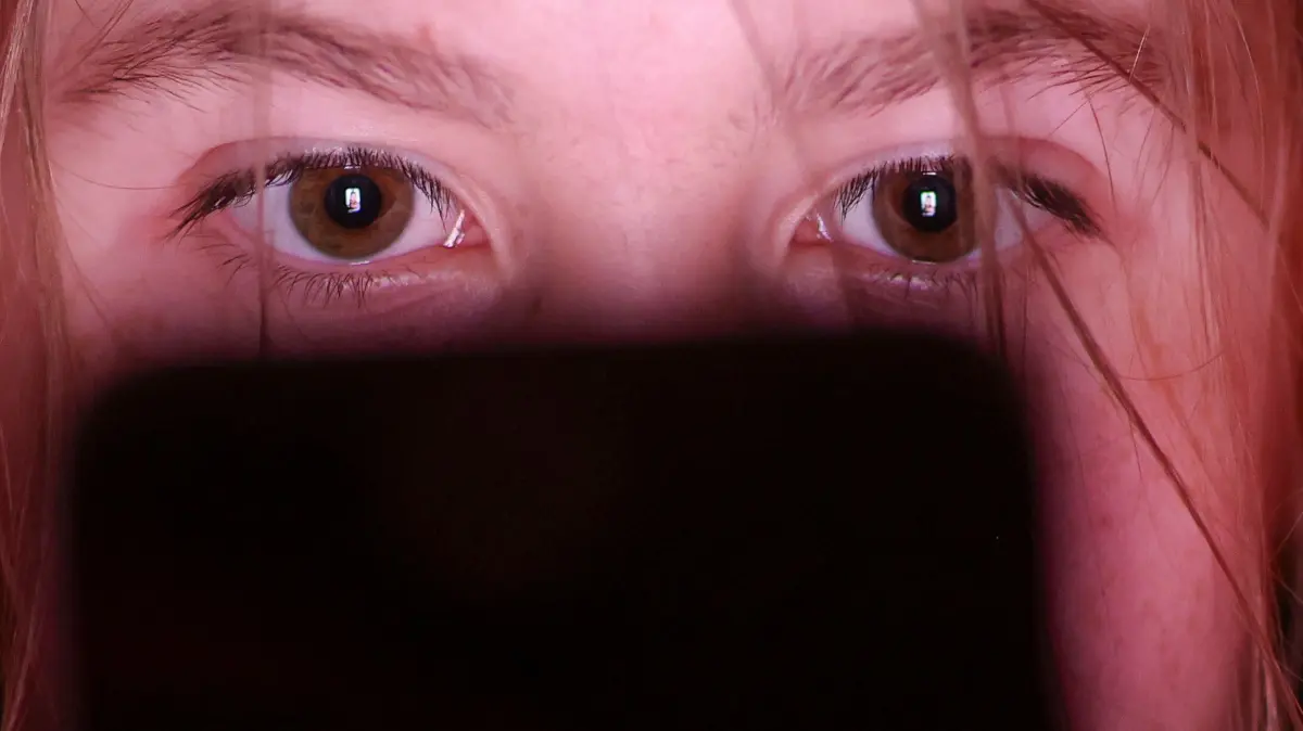 Ein Mädchen schaut auf einem Smartphone ein Make-up-Tutorial auf einer Social-Media-Plattform. Aktuell wird in Deutschland über Altersgrenzen für soziale Medien sowie über mögliche strengere Regeln zur Handynutzung an Schulen diskutiert. (zu dpa: «Social-Media-Verbot? EU-Expertengruppe beginnt Arbeit») +++ dpa-Bildfunk +++
