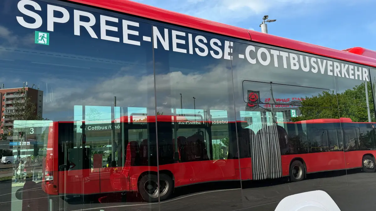 Bus SPN Cottbusverkehr: Ein Bus von Spree-Neiße-Cottbusverkehr steht auf dem Parkplatz des Verkehrsknoten Hauptbahnhof in Cottbus.