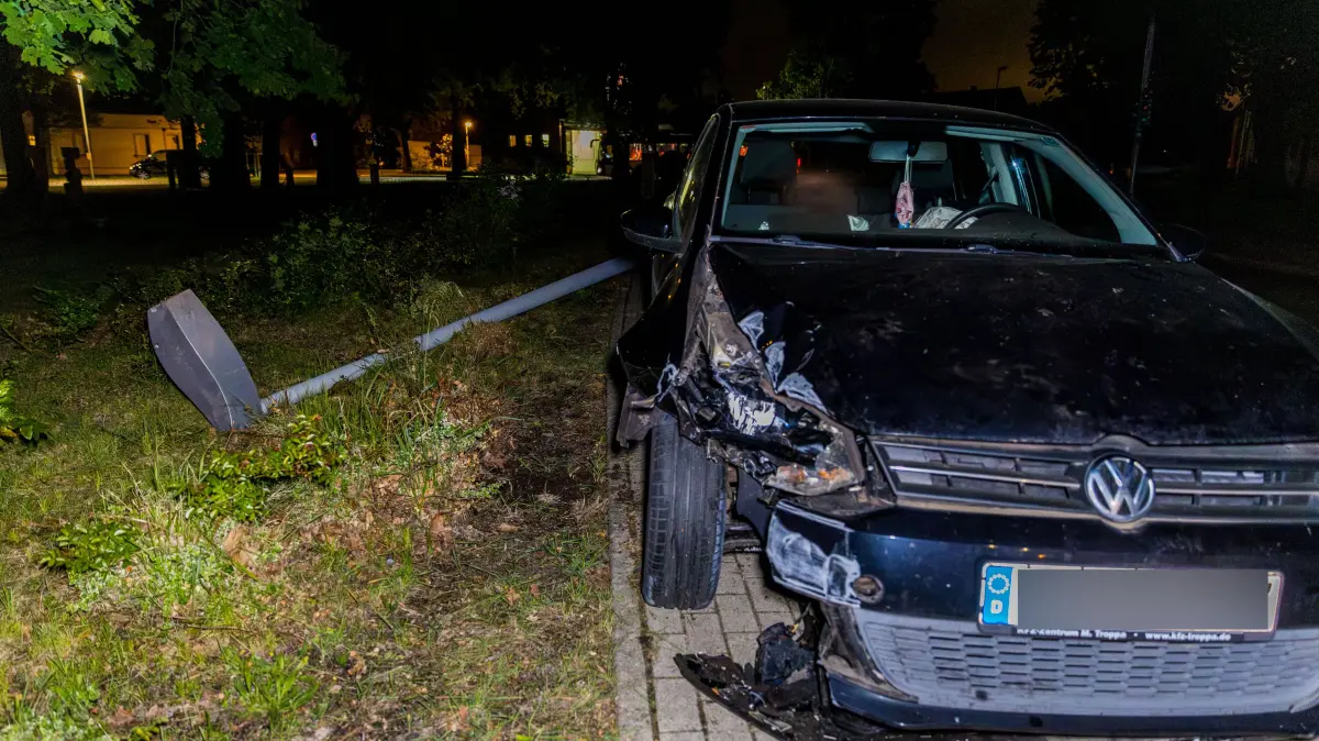 Umgefahren: Dieser Pkw hat in Cottbus-Sielow eine Straßenlaterne voll getroffen.