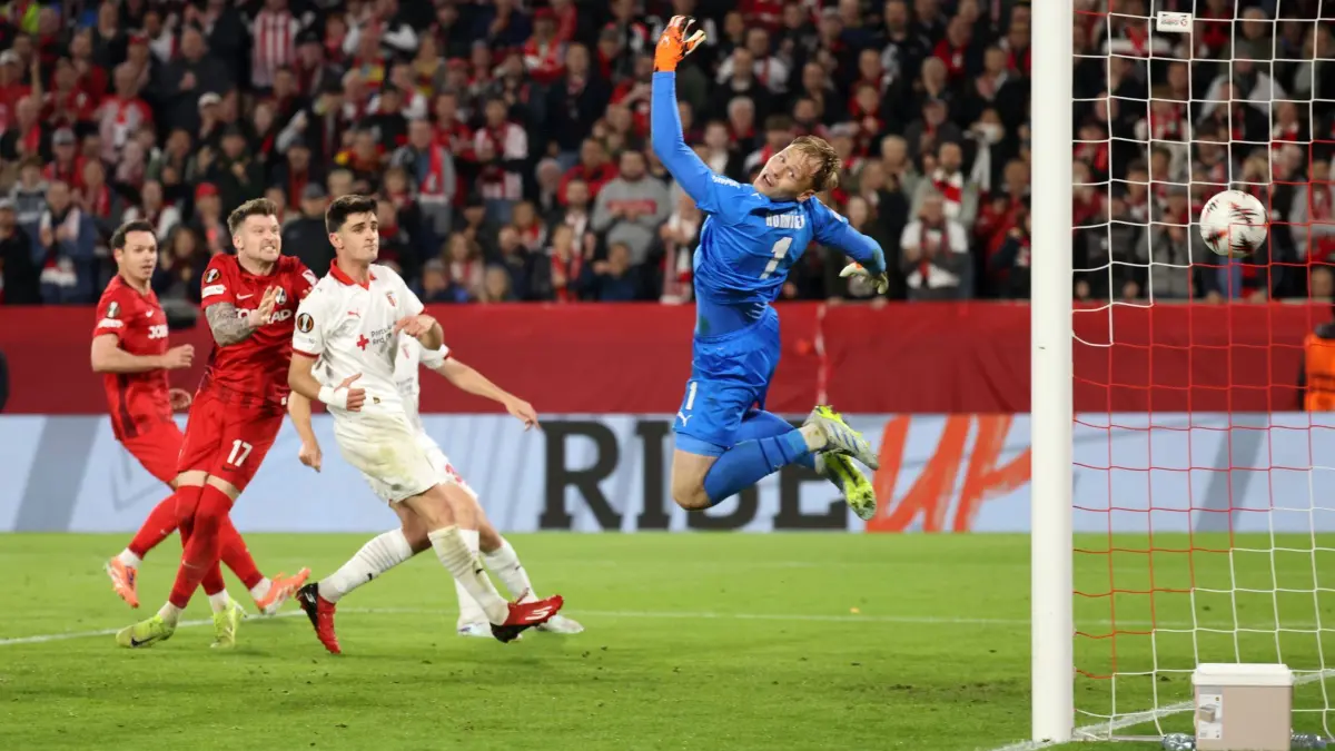 SC Freiburg - SC Braga: 07.05.2026, Baden-Württemberg, Freiburg im Breisgau: Fußball, Männer: Europa League, SC Freiburg - SC Braga, K.o.-Runde, Halbfinale, Rückspiele, Europa Park Stadion. Lukas Kübler (2.v.l. , SC Freiburg) erzielt per Kopfball das 3:0. Foto: Philipp von Ditfurth/dpa +++ dpa-Bildfunk +++