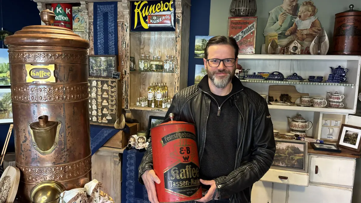 Philipp Hoffmann im Laden »Spreewaldwaren«, Manufaktur- und Kunsterzeugnisse in Lübbenau, Poststraße 13.