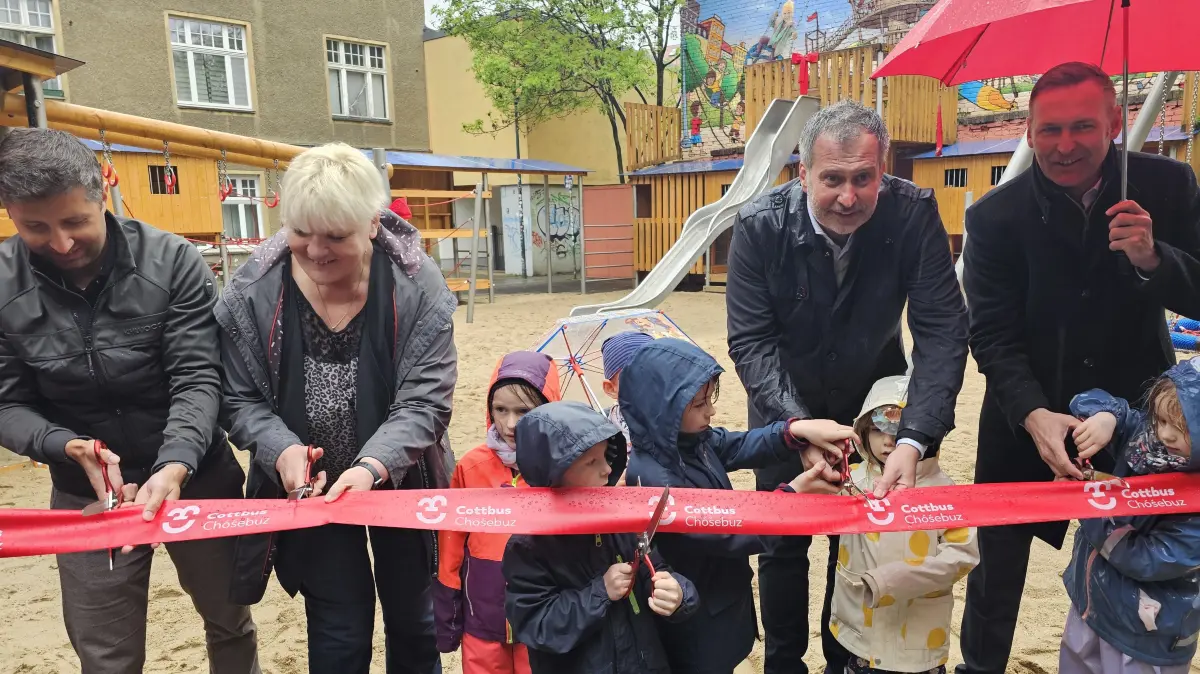 Einweihung des neuen Spielplatzes an der Tiegelgasse im Cottbuser Zentrum mit Kindern der Kita im Familienhaus sowie (v.l.) Markus Lehnig, kaufmännischer Direktor des Sana-Herzzentrums und Pflegedirektorin Manuela Lehmann, Oberbürgermeister Tobias Schick und Sven Walter, Direktor der Sparkasse Spree-Neiße.