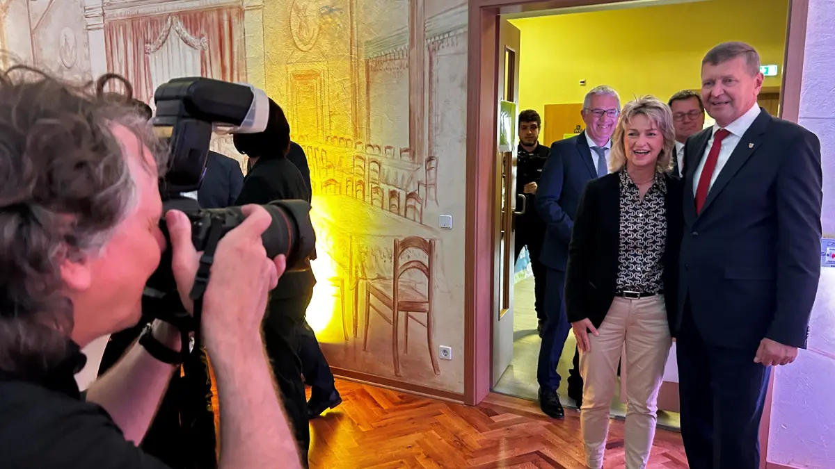 Siegurd Heinze hat im Kulturhaus Klettwitz seinen Abschied gefeiert - und jeden der etwa 200 Gäste persönlich empfangen, wie etwa die Vorstandsvorsitzende des DRK Lausitz Bianka Sebischka-Klaus.