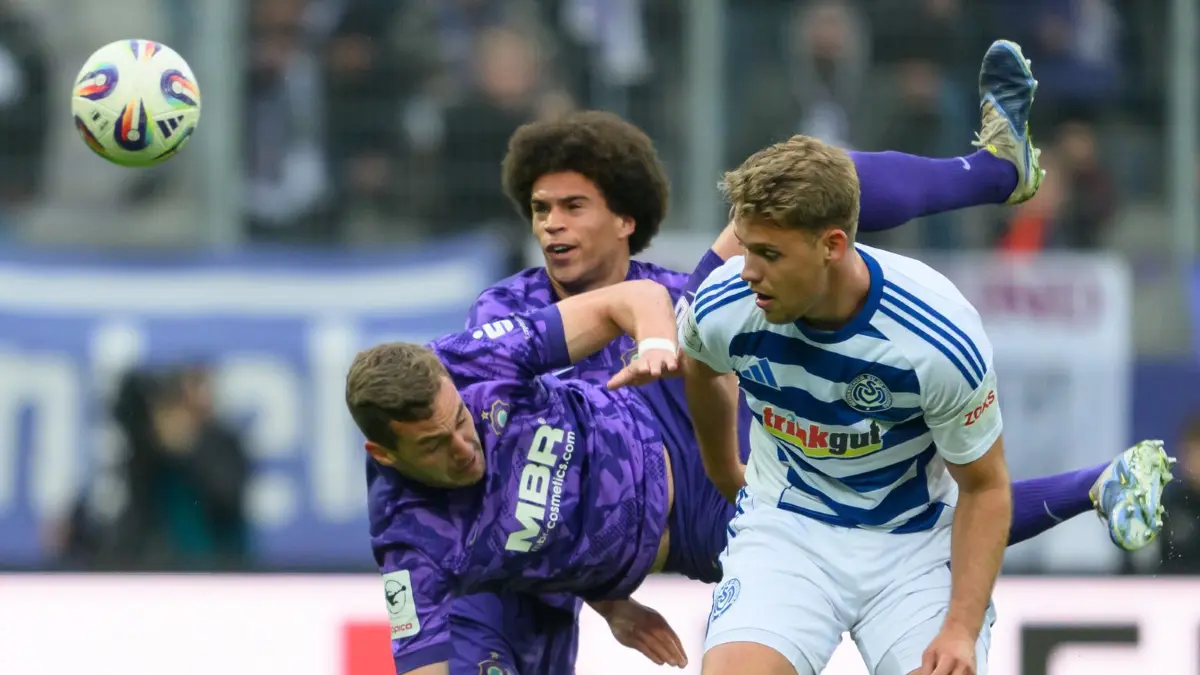 FC Erzgebirge Aue - MSV Duisburg: 08.05.2026, Sachsen, Aue: Fußball, Männer, 3. Liga, FC Erzgebirge Aue - MSV Duisburg, 37. Spieltag, Erzgebirgsstadion, Jonah Fabisch (FC Erzgebirge Aue, M), Julian Günther-Schmidt (FC Erzgebirge Aue, l) kämpfen mit Thilo Töpken (MSV Duisburg) um den Ball. Foto: Robert Michael/dpa - WICHTIGER HINWEIS: Gemäß den Vorgaben der DFL Deutsche Fußball Liga bzw. des DFB Deutscher Fußball-Bund ist es untersagt, in dem Stadion und/oder vom Spiel angefertigte Fotoaufnahmen in Form von Sequenzbildern und/oder videoähnlichen Fotostrecken zu verwerten bzw. verwerten zu lassen. +++ dpa-Bildfunk +++