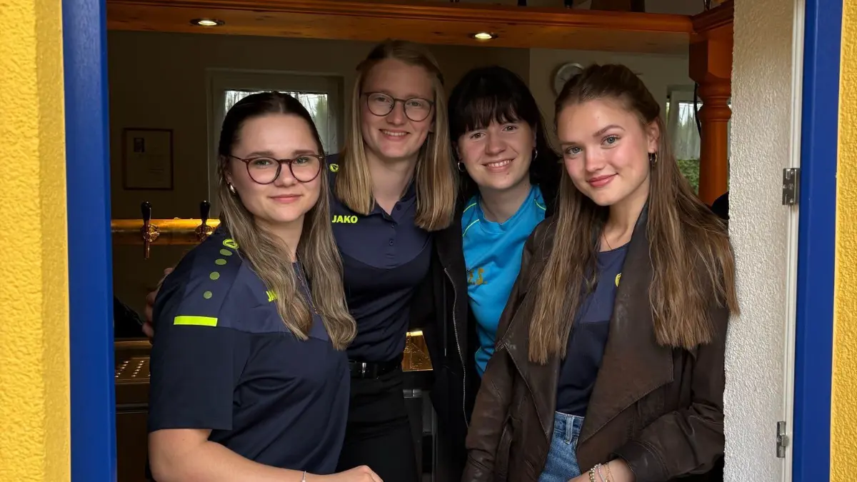 Diese vier jungen Damen erwarten zum Himmelfahrtstag die Gäste auf dem Sportplatz des SV Blau-Gelb Sonnewalde: Annalena Pötschick, Elisa Schicketanz, Anna Richter, Marie Schicketanz (v.l.). Wo sonst noch rund um Finsterwalde gefeiert wird