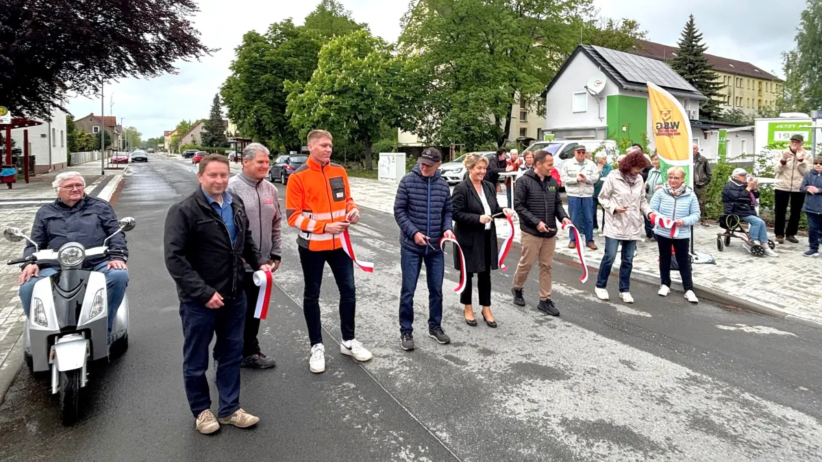 Auftraggeber, Planer und Bauleute haben die August-Bebel-Straße in Elsterwerda-West am Freitag (8. Mai) für den Verkehr freigegeben.