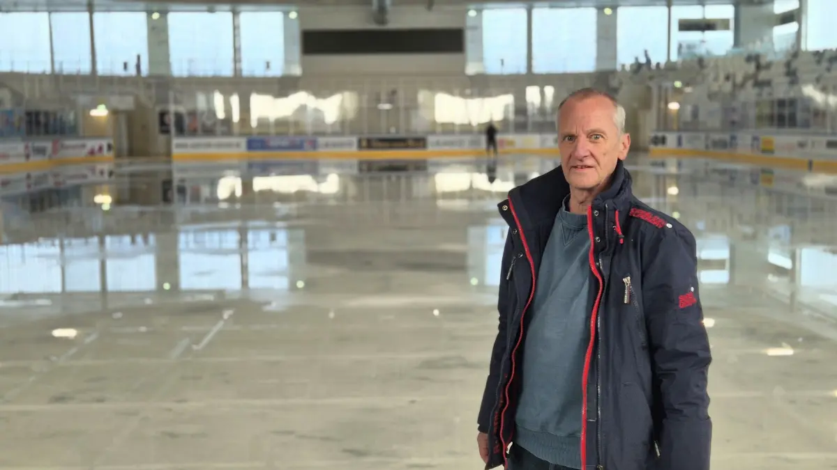 Milton Tauche ist Leiter der Eisarena Weißwasser. Während zuletzt noch der Nachwuchs der Lausitzer Jungfüchse sowie Freizeit- und Hobbymannschaften auf dem Eis standen, ist die Eisfläche inzwischen vollständig abgetaut.