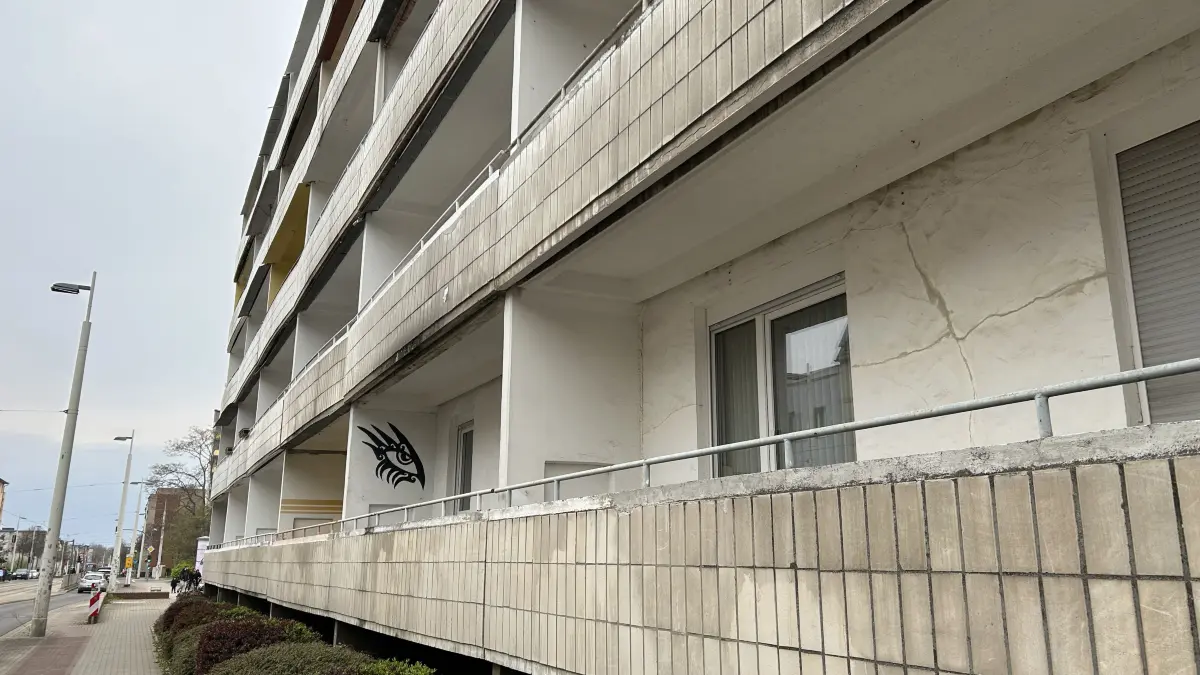 Entlang der Berliner Straße in Cottbus-Ströbitz sollen die Balkone an den Wohnblöcken der eG Wohnen zurückgebaut werden, weil sie baufällig sind.