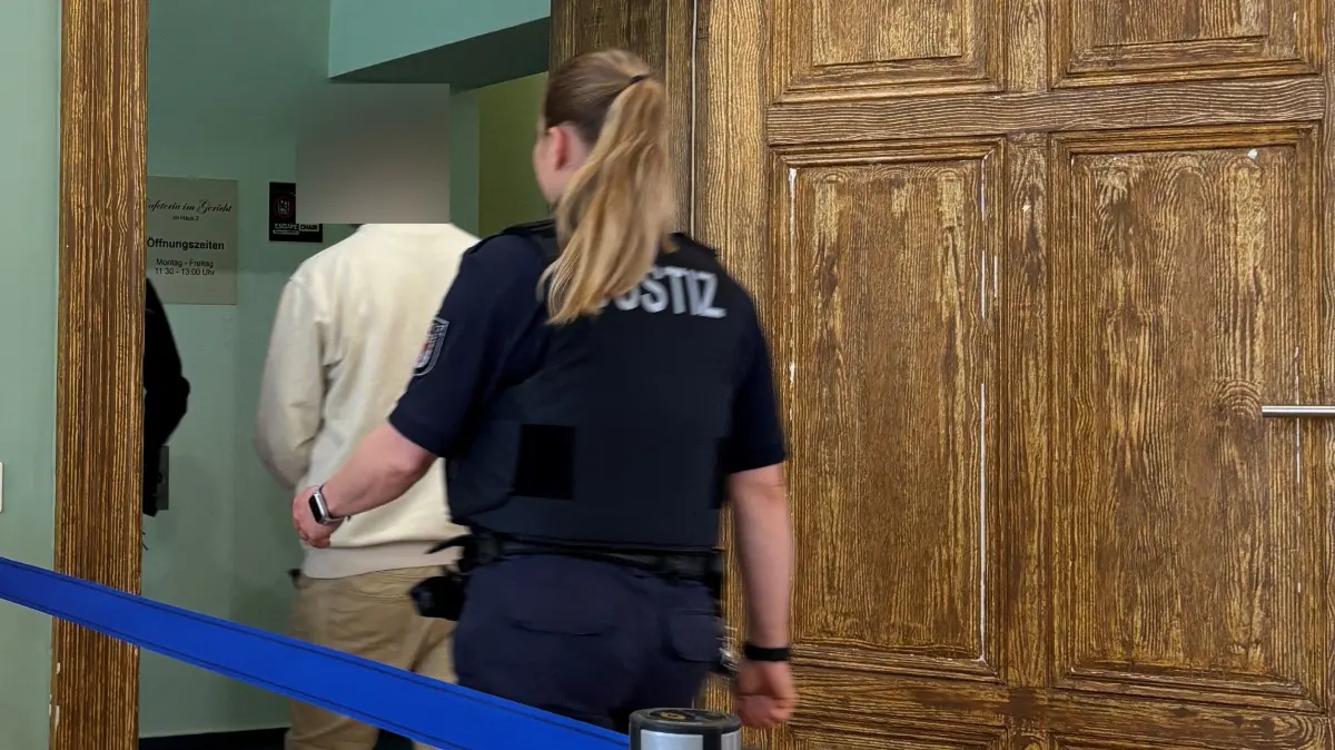 Landgericht Cottbus: Nach seiner Verurteilung wegen versuchten Totschlags verlässt der Angeklagte aus Forst den Gerichtssaal in Handschellen.