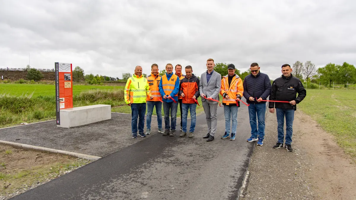 Die Stadt Vetschau als Auftraggeber und Vertreter der bauausführenden Drebkauer Firma Koalick weihten den Weg ein. (Mitte: Vetschaus Bürgermeister Chris Mielchen, links von ihm Udo Saaro, Ortsvorsteher Raddusch)