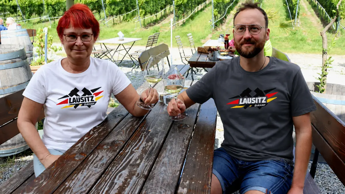 Markenbotschafterin und Baggerfahrerin Silke Butzlaff sowie Bergmannsgold-Gründer Stephan Kujasch aus Spremberg auf dem Weingut Wolkenberg nördlich des aktiven Tagebaus Welzow-Süd.