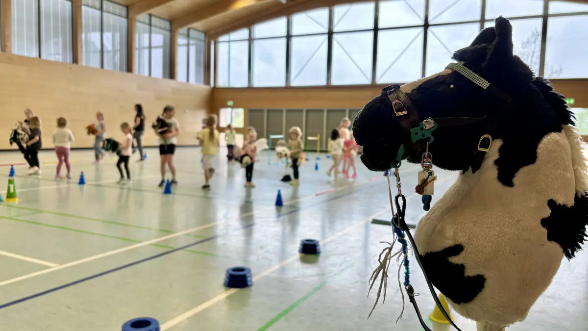 Die Turnhalle im Haus der Vereine in Trebendorf ist für eine Stunde Hobby Horsing-Training besetzt. Der Verein startete Ende Februar mit fünf Kindern. Mittlerweile sind es 17, Tendenz stark steigend.