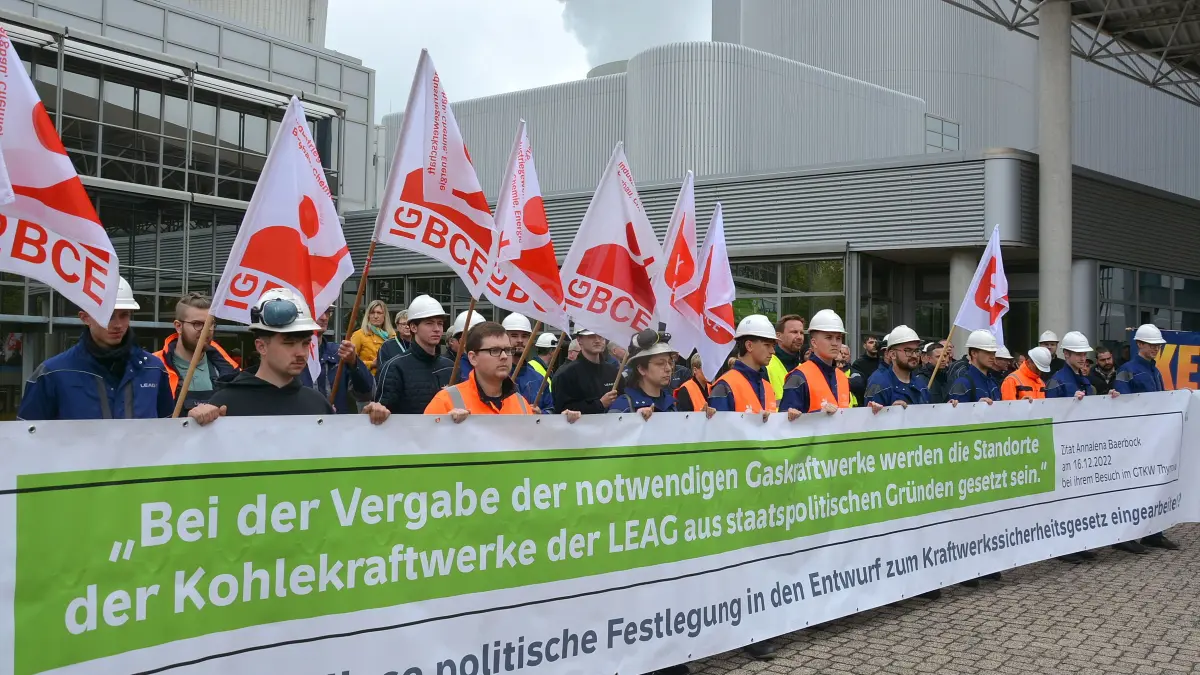 Mitarbeitende der Leag und Gewerkschafter fordern im Industriepark Schwarze Pumpe das Versprechen ein, dass der Lausitz und Mitteldeutschland im Gesetz des Bundes bei der Ausschreibung für neue Gaskraftwerke in Deutschland auch Chancengleichheit eingeräumt wird. Der Entwurf, der jetzt für den Beschluss im Bundestag vorbereitet wird, sorgt für große Angst.