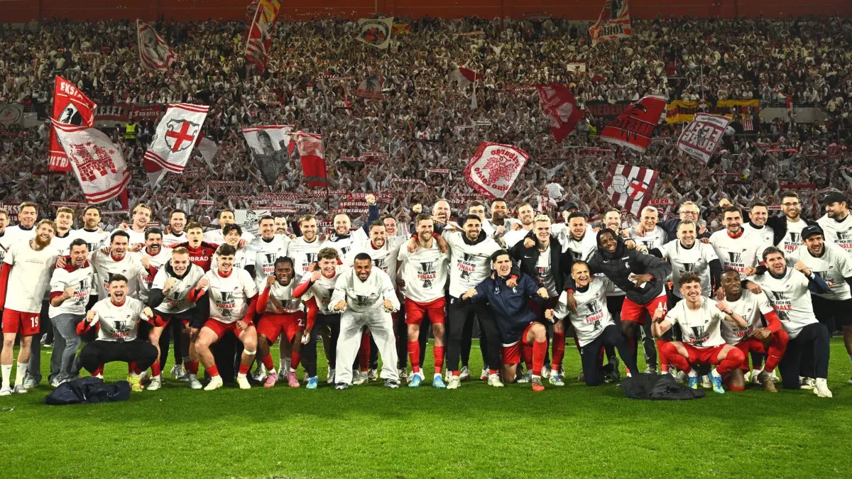 SC Freiburg - SC Braga: 07.05.2026, Baden-Württemberg, Freiburg im Breisgau: Fußball, Männer: Europa League, SC Freiburg - SC Braga, K.o.-Runde, Halbfinale, Rückspiele, Europa Park Stadion. Freiburgs Mannschaft feiert den Sieg und den Einzug ins Europa-League-Finale. Foto: Tom Weller/dpa +++ dpa-Bildfunk +++