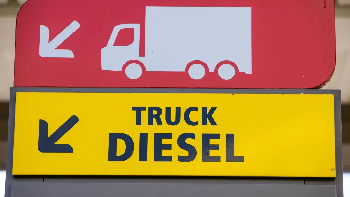 Sprit-Diebstahl: ARCHIV - 27.07.2021, Mecklenburg-Vorpommern, Schwerin: Das Hinweisschild für die Tanksäule für Lastwagen (LKW) an einer Tankstelle. Sie kommen nachts im Dunkeln, knacken Tanks auf und zapfen Benzin und Diesel aus Lastwagen und Baumaschinen ab: Kraftstoffdiebe. Angesichts der hohen Spritpreise ist dieses Vorgehen für die Täter lukrativ wie nie. Die Polizei ist in den meisten Fällen machtlos. (zu dpa: «Diebe zapfen 500 Liter Diesel auf Autobahn-Parkplatz ab») Foto: Jens Büttner/dpa-Zentralbild/dpa +++ dpa-Bildfunk +++