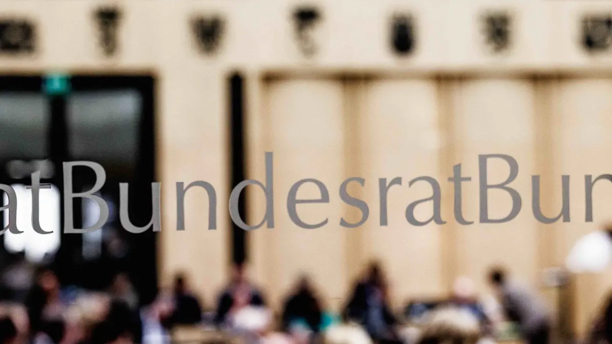Bundesrat: 08.05.2026, Berlin: Der Schriftzug "Bundesrat" ist an der Glasscheibe zum Plenarsaal während der 1065. Sitzung des Bundesrates zu lesen. Der Bundesrat stimmte dem vom Bundestag bereits beschlossenen Gesetzentwurf zur steuerfreien Entlastungsprämie von bis zu 1.000 Euroüberraschend nicht zu. Foto: Carsten Koall/dpa +++ dpa-Bildfunk +++