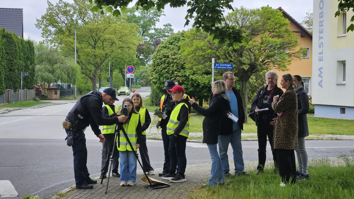 Gemeinsam für mehr Sicherheit: Bürgerpolizist Christoph Mischke misst bei „Blitz for Kids“ in der Alten Berliner Straße das Tempo, Viertklässler des AWO-Horts schauen mit.