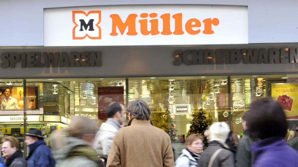 ARCHIV - Zahlreiche Menschen gehen am 28.11.2009 durch die Fußgängerzone in Freiburg (Baden-Württemberg) am Drogeriemarkt Müller vorbei. Am 10.04.2017 wird in Ulm der Zivilprozess zur Klage des Drogerieunternehmers Müller gegen die Schweizerische Privatbank J. Safra Sarasin eröffnet. (zu dpa Vorausmeldung vom 10.04.2017) Foto: Patrick Seeger/dpa +++ dpa-Bildfunk +++