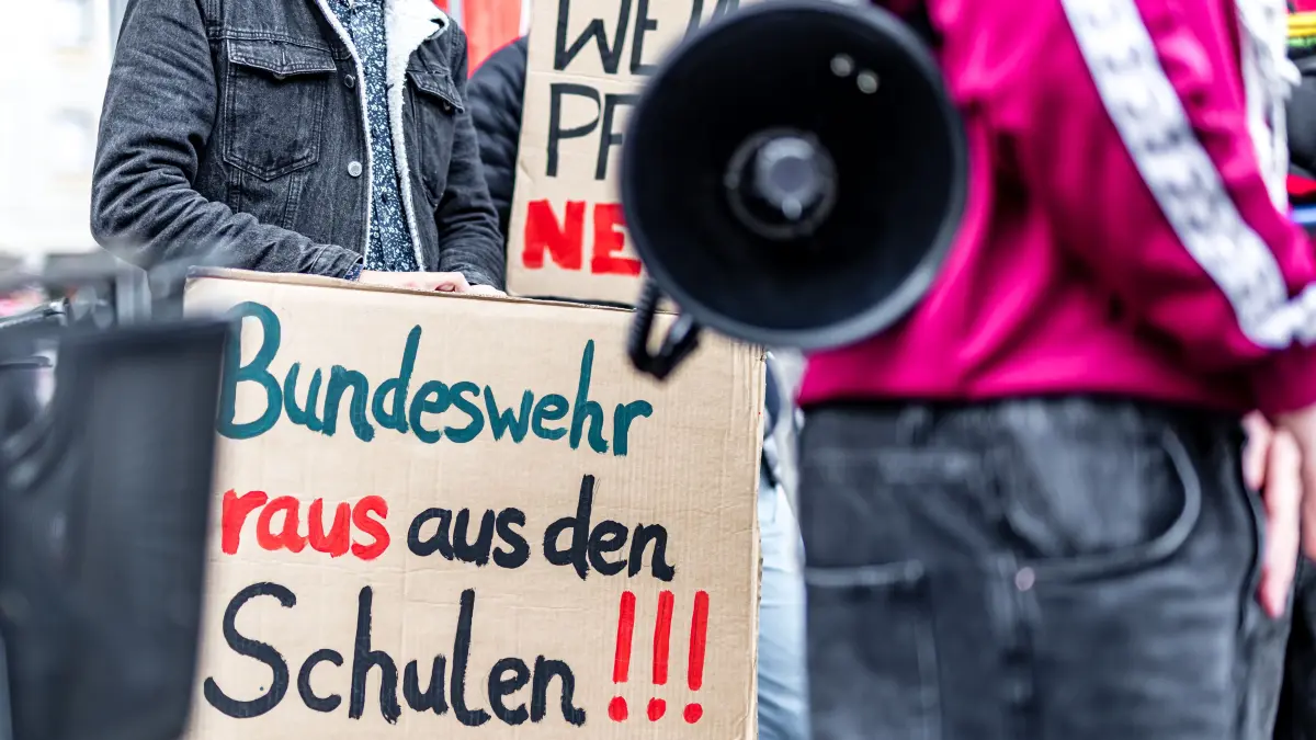 Bundesweiter Schulstreik gegen Wehrpflicht - Cottbus: «Bundeswehr raus aus den Schulen» steht auf einem Schild, welches ein Demonstrationsteilnehmer in den Händen hält. In zahlreichen Städten Deutschlands beteiligen sich heute Schüler an einem Streik gegen die Wehrpflicht unter dem Motto «Nie wieder Krieg! Nie wieder Faschismus! Nie wieder Wehrpflicht!».