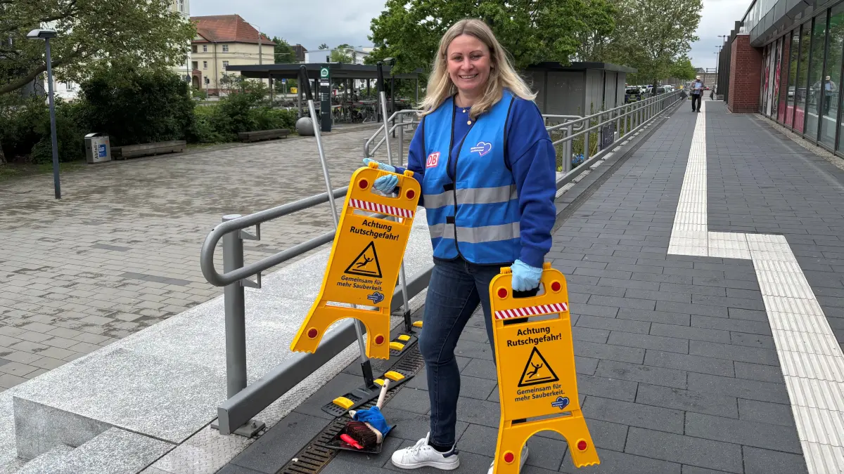 Manja Morga, Mitarbeiterin der Deutschen Bahn, hat ihr Büro in Berlin verlassen, um beim Frühjahrsputz im Cottbuser Bahnhof zu helfen.