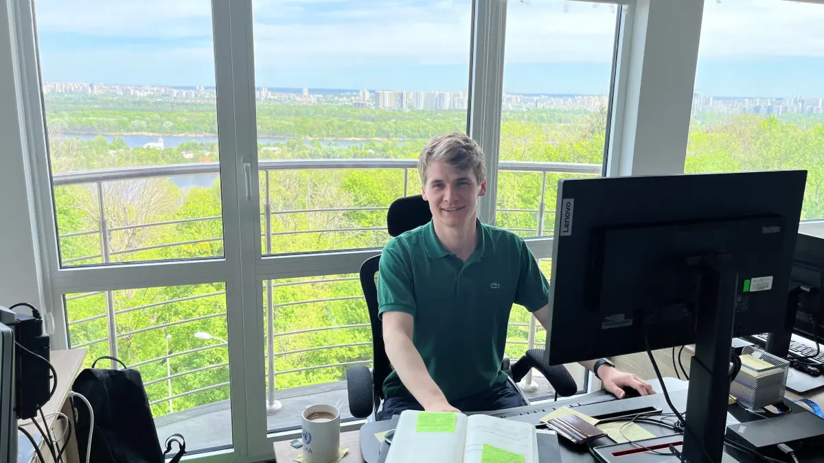 Lukas Joura an seinem Arbeitsplatz bei den Vereinten Nationen (UNO) in Kyjiw, Ukraine.
