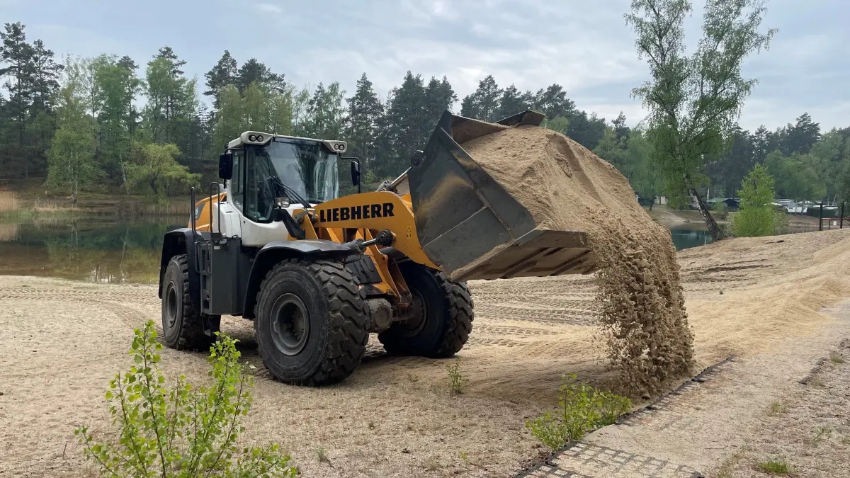 Einhundert Mal muss der Radlader fahren, um 700 Tonnen feinsten Sand in das Waldbad Zeischa zu bringen.