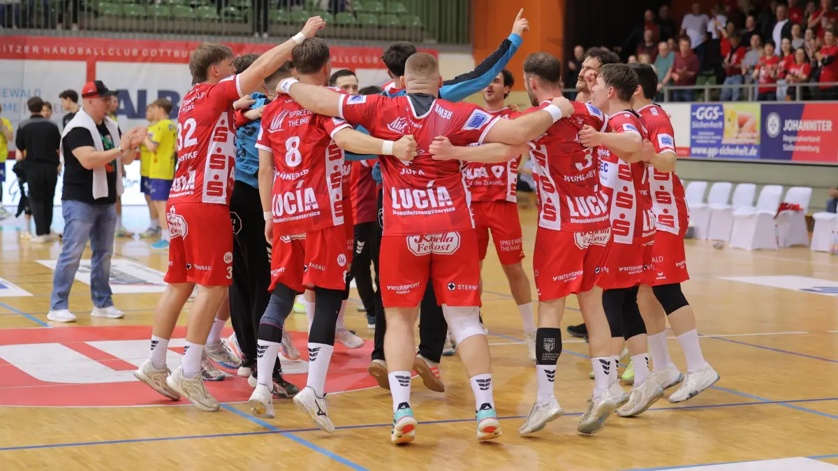 Handball Regionalliga Ostsee-Spree LHC Cottbus - HC Empor Rostock II 43-31: Der LHC feiert den Sieg.