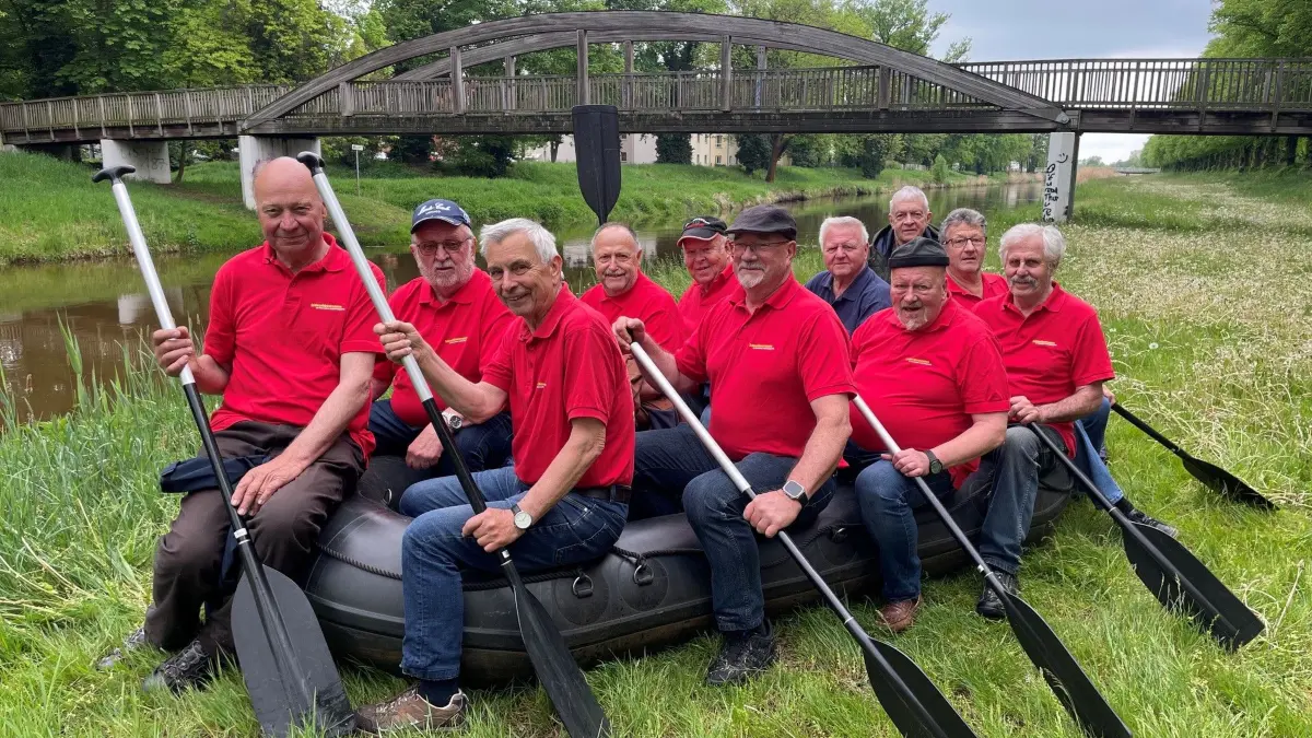 Sie sind die Gründungsväter des Schlauchbootrennens in Bad Liebenwerda und haben sich gemeinsam am Wettkampfort noch mal ins Boot gesetzt: Roland Weidner, Dietmar Hönicke, Karl Schlegel, Alfred Axenti, Horst Diecke, Andreas Hampe, Roland Wedler, Hans-Joachim Lorenz, Martin Schmidt, Bernd Rudolf und Dieter Becker (von links). Es fehlen Joachim Poppe, Roland Uthmann und Bernhard Daniel.