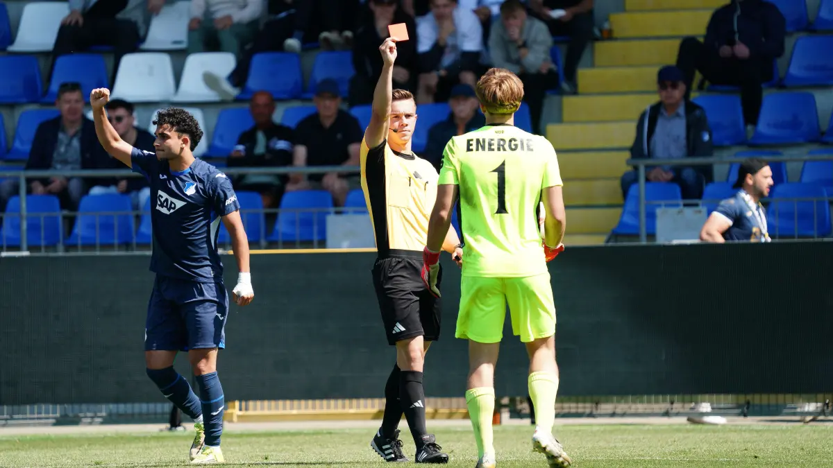 Im ersten Durchgang war Torwart Adam Lasczynski der auffälligste Spieler bei der U19 von Energie Cottbus. Seine kuriose Rote Karte ließ die Hoffnungen auf eine Überraschung gegen die TSG Hoffenheim schwinden.