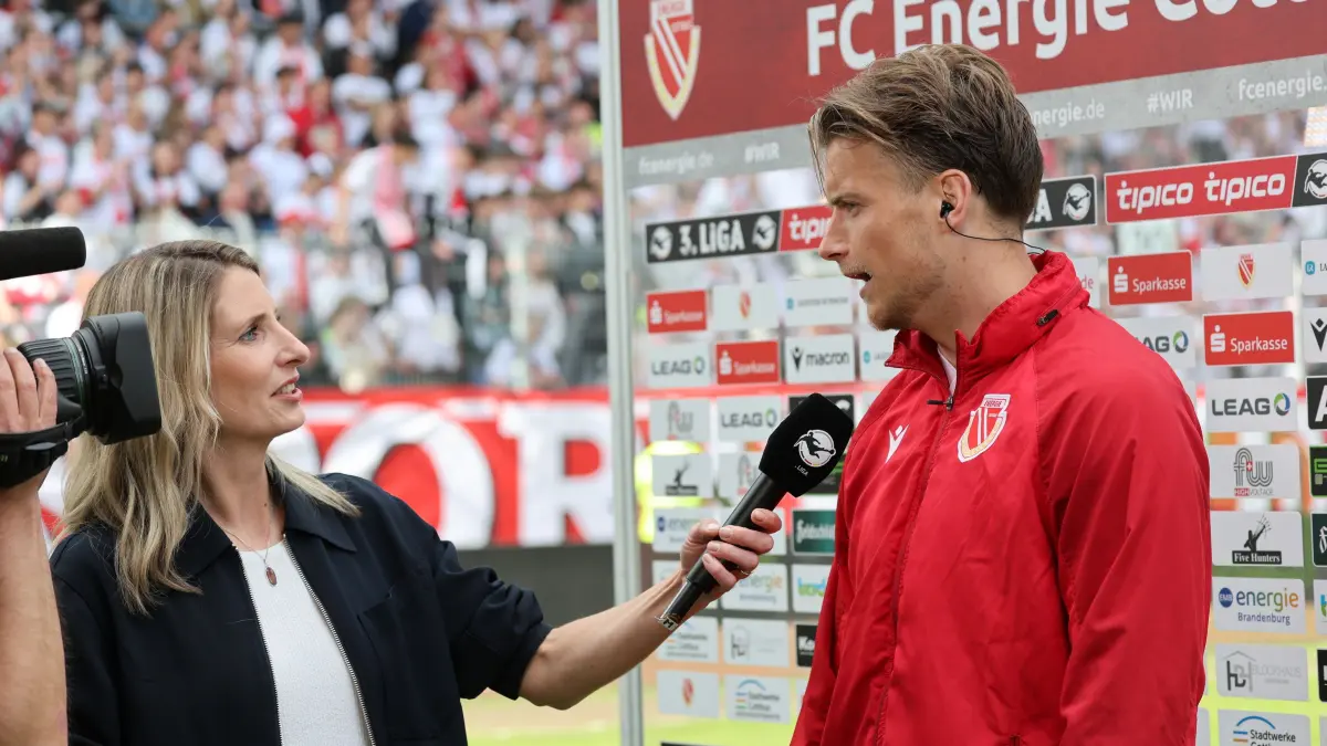 Fussball 3. Liga 2025/2026 FC Energie Cottbus - SV Wehen Wiesbaden: 11 Moritz Hannemann (Energie Cottbus) im TV-Interview