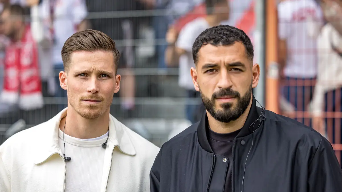 Energie Cottbus - SV Wehen Wiesbaden: 09.05.2026, Brandenburg, Cottbus: Fußball, Männer: 3. Liga, Energie Cottbus - SV Wehen Wiesbaden, 37. Spieltag, LEAG Energie Stadion. Kapitän Axel Borgmann (FC Energie Cottbus, l) und Tolcay Cigerci (FC Energie Cottbus) stehen im Stadion. Beide sind für das Spiel gesperrt. Foto: Frank Hammerschmidt/dpa +++ dpa-Bildfunk +++