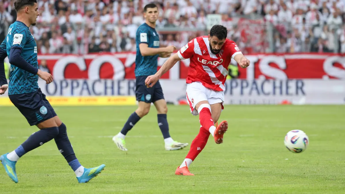 14 Tolga Cigerci (Energie Cottbus) erzielt das 2-1 für Cottbus