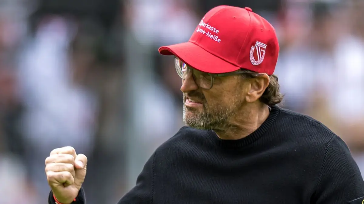 Energie Cottbus - SV Wehen Wiesbaden: 09.05.2026, Brandenburg, Cottbus: Fußball, Männer: 3. Liga, Energie Cottbus - SV Wehen Wiesbaden, 37. Spieltag, LEAG Energie Stadion. Trainer Claus-Dieter Wollitz (FC Energie Cottbus) kommt ins Stadion. Foto: Frank Hammerschmidt/dpa +++ dpa-Bildfunk +++