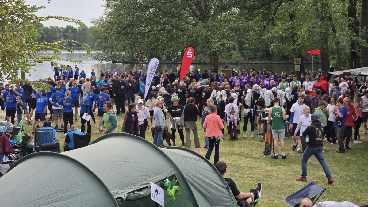 Der Blick über das Strandbad: Zu den 1000 Teilnehmern kommen noch jede Menge Besucher.