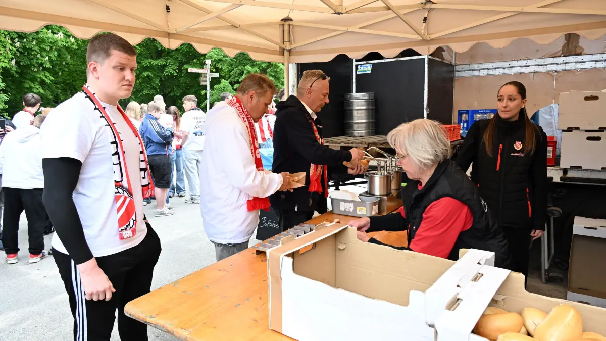 FCE Wehen Wiesbaden: Vorher noch bei einer Bratwurst stärken.
Letztes Heimspiel des FC Energie Cottbus gegen den FC Wehen Wiesbaden und Kampf um einen Aufstiegsplatz am Sonnabend, 9. Mai 2026, im ausverkauften LEAG Stadion der Freundschaft.