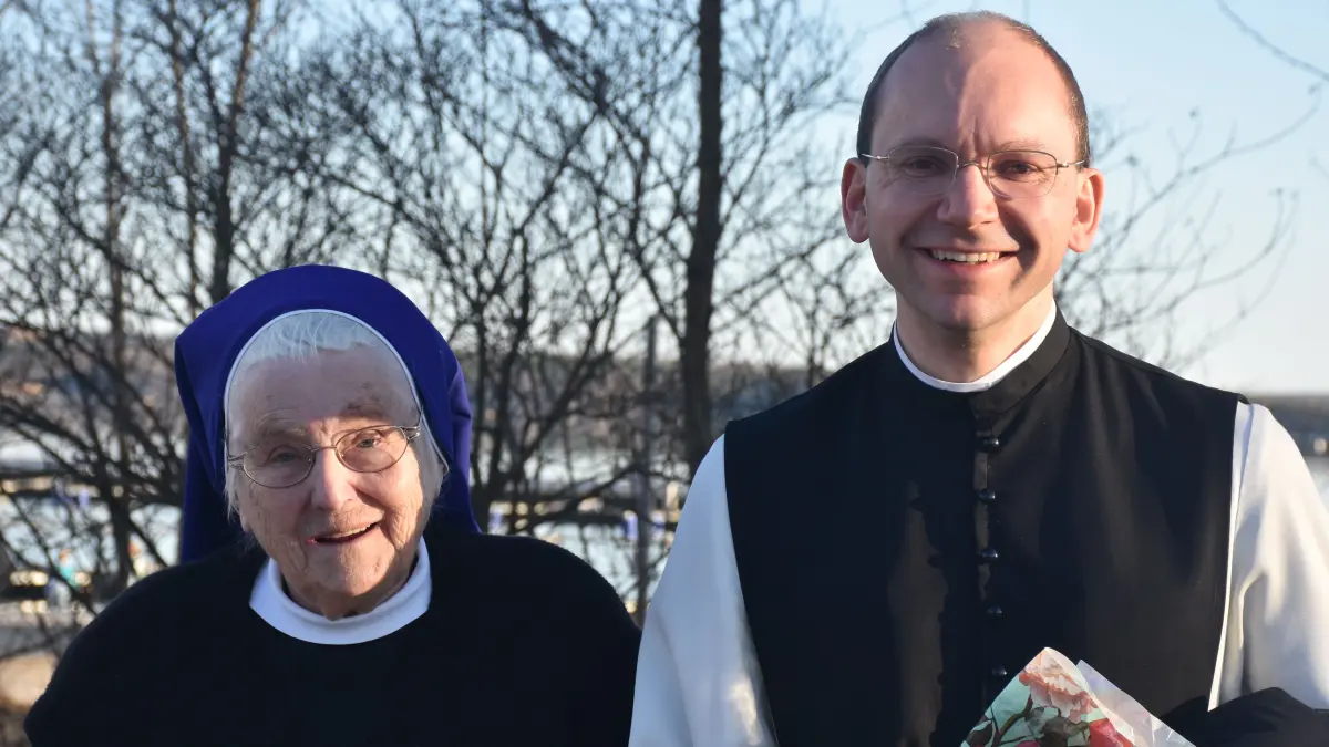 Schwester Maria Assumpta, 1932 in Senftenberg geboren, kehrte an den Ort ihrer Kindheit zurück und traf dort ihren „Datumszwilling“, den Zisterzienserpater Alberich Maria Fritsche.