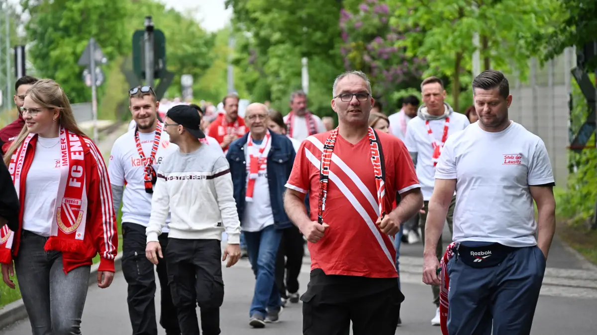 Erwartungsfroh und optimistisch auf dem Weg ins Stadion zum letzten Heimspiel gegen den FC Wehen Wiesbaden. Wird FC Energie Cottbus den Aufstieg packen und die Chance nutzen? Die Fans aus Cottbus wissen es.