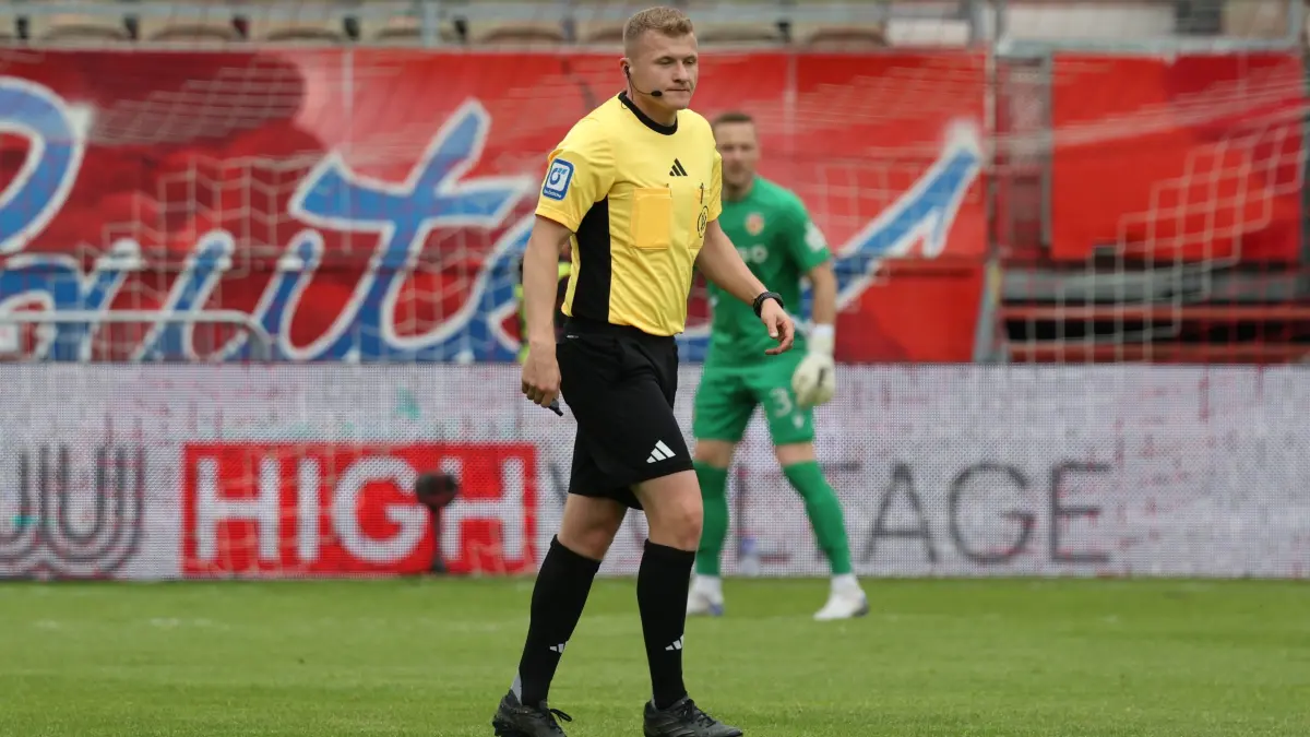 Fussball 3. Liga 2025/2026 FC Energie Cottbus - SV Wehen Wiesbaden: Schiedsrichter Timo Gansloweit