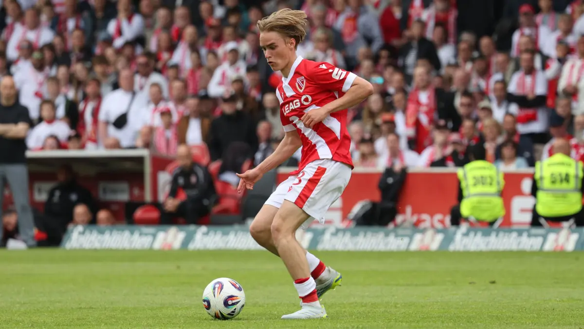 Fussball 3. Liga 2025/2026 FC Energie Cottbus - SV Wehen Wiesbaden: 8 Lukas Michelbrink (Energie Cottbus)