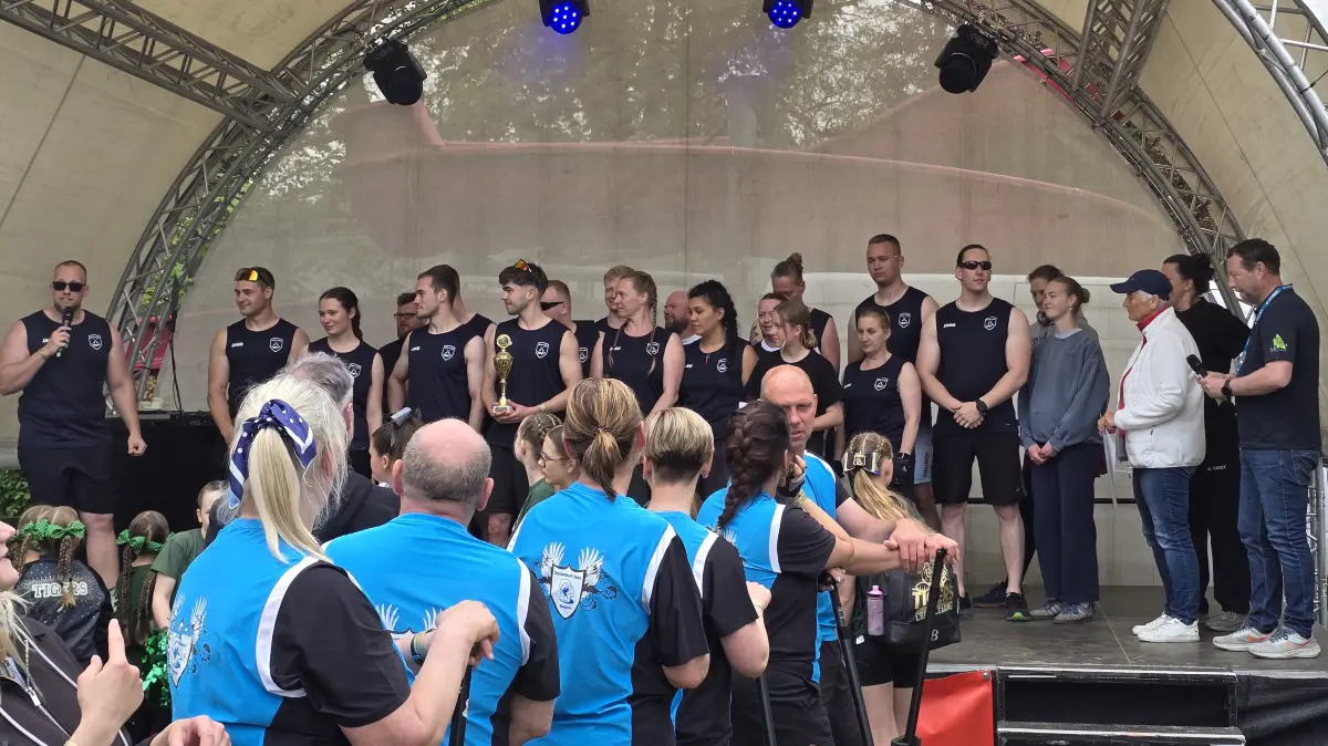 Für die Sieger gibt es Pokale und Preisgelder. Hier die Gewinner des "Bürgermeisterin-Pokal" der Stadt, bei dem nur Teams aus Königs Wusterhausen teilnehmen.