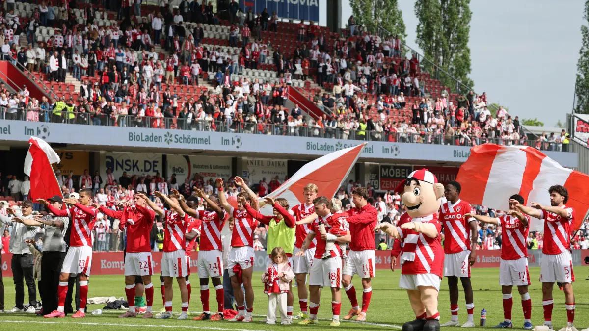 Fussball 3. Liga 2025/2026 FC Energie Cottbus - SV Wehen Wiesbaden: Energie feiert den Sieg
