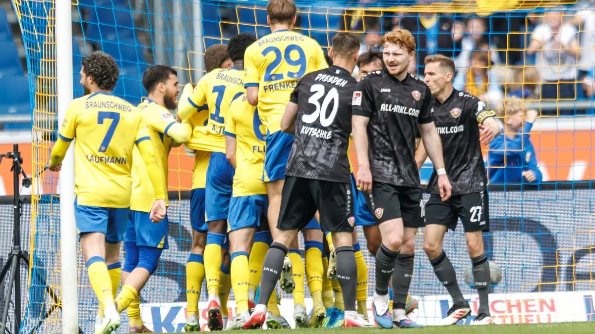 Eintracht Braunschweig - Dynamo Dresden: 09.05.2026, Niedersachsen, Braunschweig: Fußball, Männer: 2. Bundesliga, Eintracht Braunschweig - Dynamo Dresden, 33. Spieltag, Eintracht-Stadion. Die Mannschaft feiert nach der Parade Torwart Hoffmann (Eintracht Braunschweig). Foto: Andreas Gora/dpa - WICHTIGER HINWEIS: Gemäß den Vorgaben der DFL Deutsche Fußball Liga bzw. des DFB Deutscher Fußball-Bund ist es untersagt, in dem Stadion und/oder vom Spiel angefertigte Fotoaufnahmen in Form von Sequenzbildern und/oder videoähnlichen Fotostrecken zu verwerten bzw. verwerten zu lassen. +++ dpa-Bildfunk +++