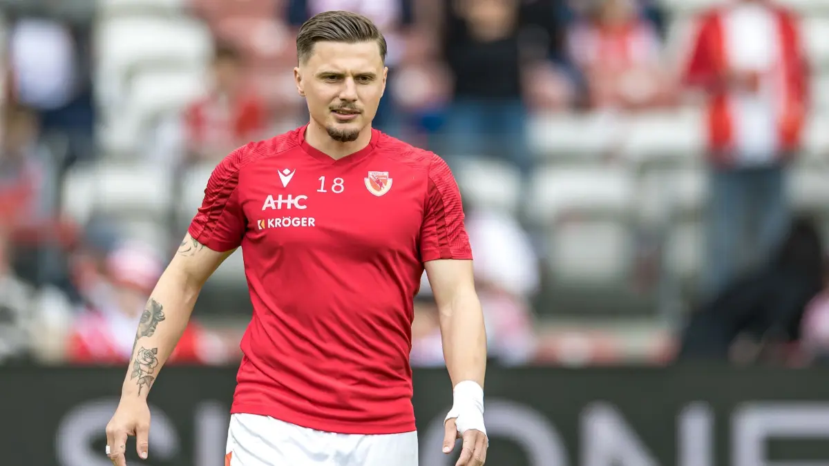 Energie Cottbus - SV Wehen Wiesbaden: 09.05.2026, Brandenburg, Cottbus: Fußball, Männer: 3. Liga, Energie Cottbus - SV Wehen Wiesbaden, 37. Spieltag, LEAG Energie Stadion. Torjäger Erik Engelhardt (FC Energie Cottbus) steht zum Aufwärmen auf dem Spielfeld. Foto: Frank Hammerschmidt/dpa +++ dpa-Bildfunk +++